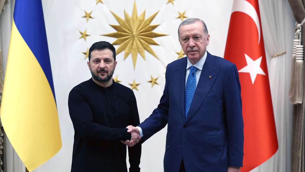 epa11904585 A handout photo made available by the Turkish Presidential Press Office shows Turkish President Recep Tayyip Erdogan (R) and Ukrainian President Volodymyr Zelensky (L) shaking hands during their meeting at the Presidential Palace in Ankara, Turkey, 18 February 2025.  EPA/TURKISH PRESIDENTIAL PRESS OFFICE HANDOUT  HANDOUT EDITORIAL USE ONLY/NO SALES