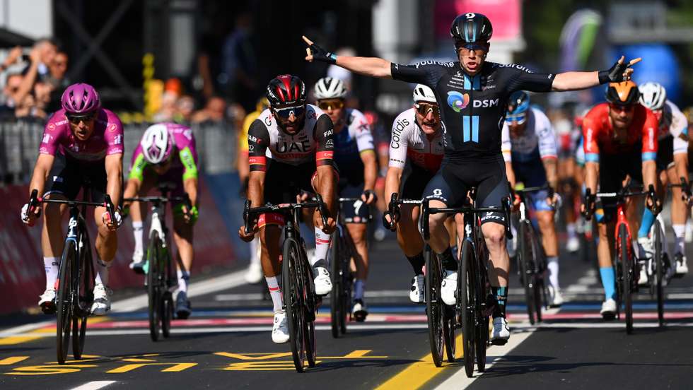 Démare e Gaviria chegaram aos últimos metros numa aparente melhor posição mas foi Dainese a conseguir a primeira vitória transalpina neste Giro de 2022