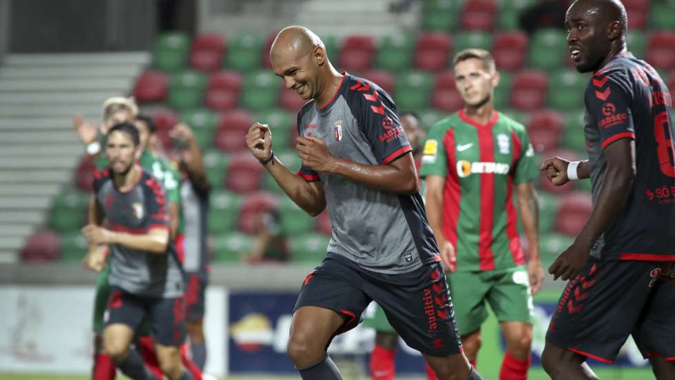 O jogador do Sporting de Braga, Raul Silva (C), festeja o golo marcado frente ao Marítimo durante o jogo da Primeira Liga de Futebol disputado no Estádio do Marítimo, no Funchal, 7 de agosto de 2021. HOMEM DE GOUVEIA/LUSA