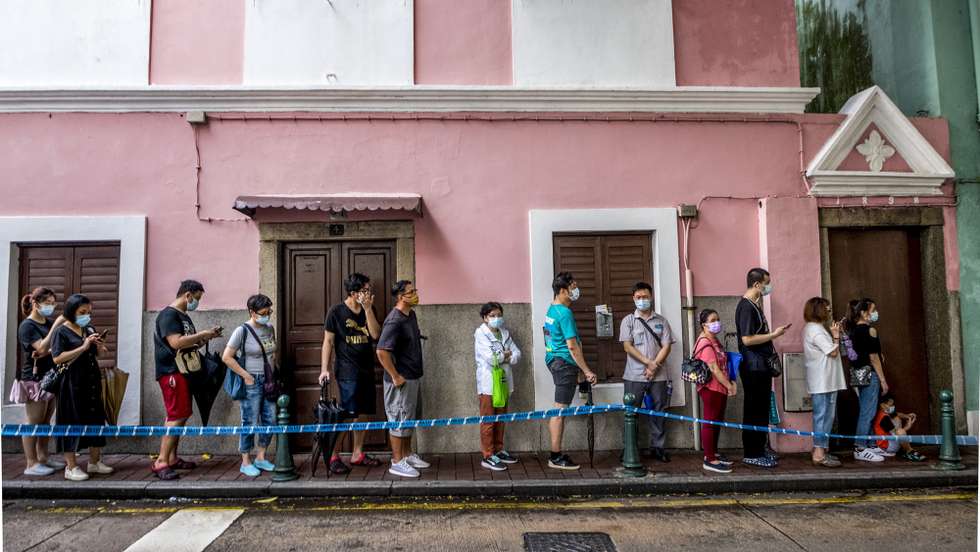 O aparecimento de novos casos e o risco de Macau registar pela primeira vez um surto comunitário, obrigou o Governo a avançar com os testes massivos a quase 670 mil pessoas que vivem em Macau, onde pouco mais de um terço da população ainda não se vacinou, apesar da vacina ser gratuita, de não faltarem vacinas e até escolha, Macau, China, 4 de agosto de 2021. Macau detetou 63 casos desde o início da pandemia, não registando qualquer morte. Nenhum profissional de saúde foi infetado ou identificado qualquer surto comunitário. TATIANA LAGES
