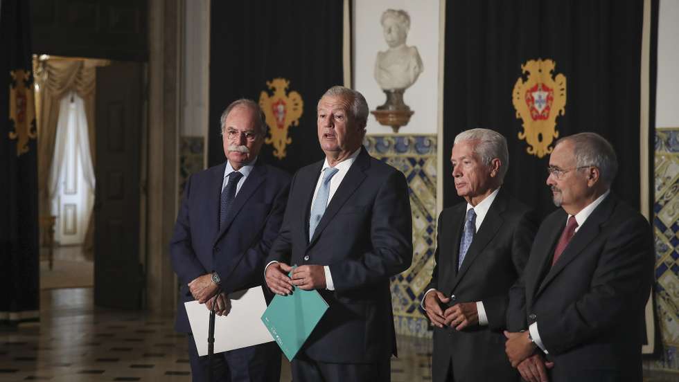 O presidente da Confederação do Turismo de Portugal (CTP), Francisco Calheiros (2E), acompanhado pelo presidente da Confederação Empresarial de Portugal (CIP), António Saraiva (E), (2D), o presidente da  Confederação do Comércio e Serviços de Portugal (CCP), João Vieira Lopes (D), e o presidente da Confederação dos Agricultores de Portugal, Eduardo Oliveira e Sousa (E), fala aos jornalistas após uma audiência com o Presidente da República, Marcelo Rebelo de Sousa (ausente da fotografia), no Palácio de Belém, em Lisboa, 29 de outubro de 2021. A audição conjunta às quatro confederações patronais, CIP, CCP, CAP e CTP, acontece para discutir a situação na Comissão Permanente de Concertação Social no dia em que foi divulgado o calendário de audiências com os partidos e o Conselho de Estado nos termos impostos pela Constituição para a dissolução do parlamento. MÁRIO CRUZ/LUSA