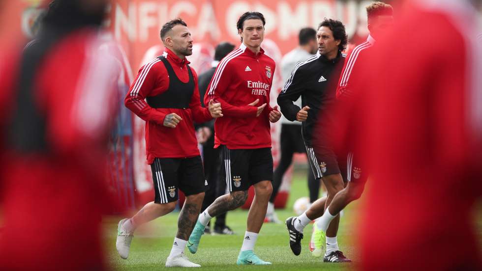 epa09557472 Benfica players Darwin Nunez (C) and Nicolas Otamendi (C-L) attend their team's training session at Benfica's training camp in Seixal, Portugal, 01 November 2021. Benfica Lisbon will face Bayern Munich in their UEFA Champion League group E soccer match on 02 November 2021.  EPA/MARIO CRUZ