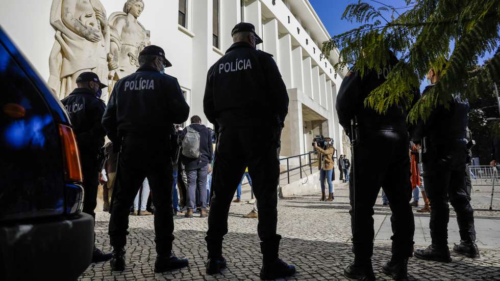 Tribunal de Santarém, onde decorreu esta manhã  a leitura da sentença do caso “Tancos”, em Santarém, 07 de janeiro de 2022. O processo de Tancos tem 23 acusados, incluindo o ex-ministro da Defesa, Azeredo Lopes, o ex-diretor nacional da Polícia Judiciária Militar (PJM) Luís Vieira, o ex-porta-voz da PJM, Vasco Brazão, e o ex-fuzileiro João Paulino, que segundo o Ministério Público foi o mentor do furto, os quais respondem por um conjunto de crimes que vão desde terrorismo, associação criminosa, denegação de justiça e prevaricação até falsificação de documentos, tráfico de influência, abuso de poder, recetação e detenção de arma proibida. PAULO CUNHA/LUSA