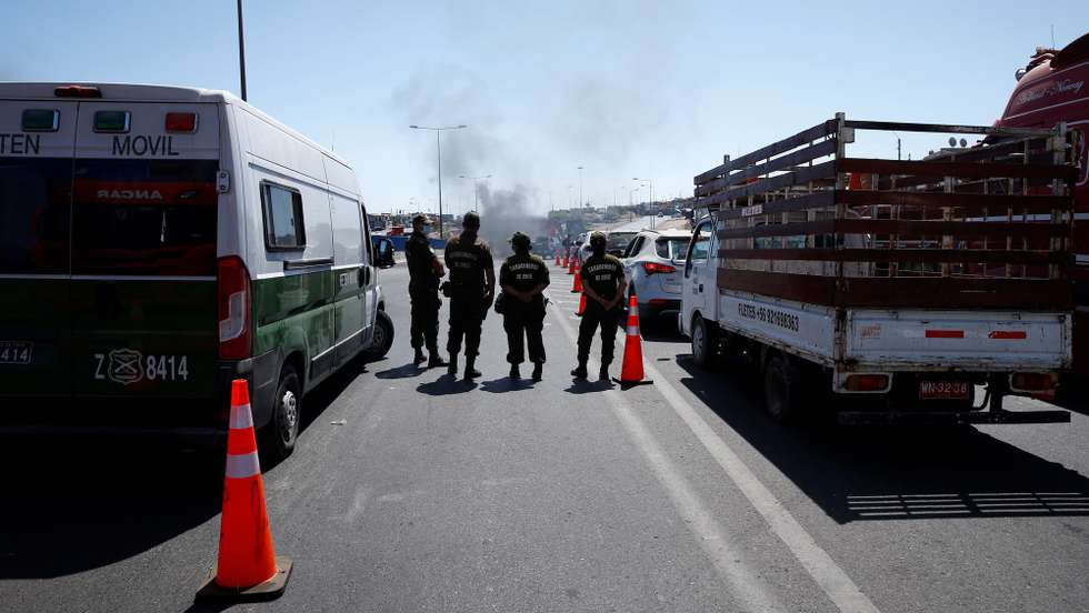 epa09750238 Traffic keeps jamming as a group of truckers continue to block the access roads to Iquique, Chile, 12 February 2022. Truckers are blocking roads in protest as undocumented migrants are blamed for the death of a colleague. Police said that three migrants were detained after a driver died on 10 February during a scuffle, yet details remain sketchy.  EPA/Jose Caviedes
