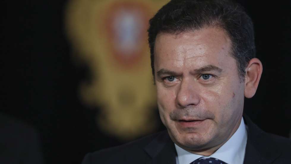 O presidente do Partido Social Democrata (PSD), Luís Montenegro, fala aos jornalistas após uma audiência com o Presidente da República, Marcelo Rebelo de Sousa (ausente da fotografia), no Palácio de Belém, em Lisboa, 5 de julho de 2022. MIGUEL A. LOPES/LUSA