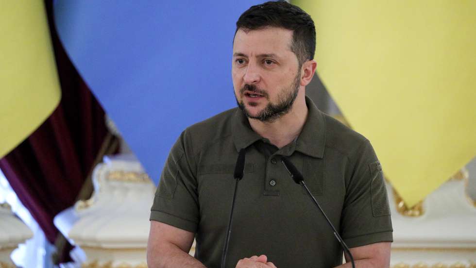 epa10091408 Ukrainian President Volodymyr Zelensky speaks during the joint press conference with Guatemalan President Alejandro Giammattei after their meeting at Mariinsky palace in Kyiv (Kiev), Ukraine, 25 July 2022. Alejandro Giammattei arrived in Kyiv and met with President Zelensky and top Ukrainian officials amid the Russian invasion.  EPA/SERGEY DOLZHENKO