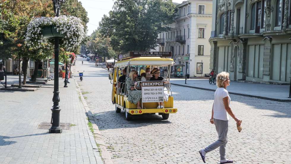 Veiculo com turistas circula numa das ruas de Odessa, 20 agosto 2022. Seis meses após o início da guerra na Ucrânia, os habitantes de Odessa tentam reaver as suas vidas, num desafio diário contra o cansaço e na busca de uma normalidade que todos sabem não ser totalmente real. (ACOMPANHA TEXTO DA LUSA INTITULADO "CADA UM É A SUA GUERRA NUMA REISTÊNCIA SEIS MESES DEPOIS") MANUEL DE ALMEIDA/LUSA