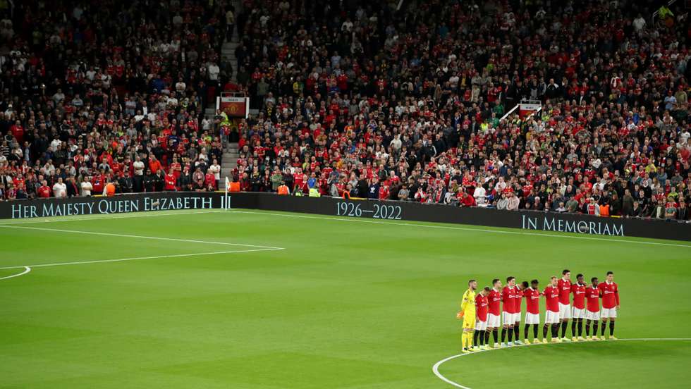 Minuto de silêncio em memória da Rainha Isabel II foi um momento arrepiante que marcou o encontro em Old Trafford