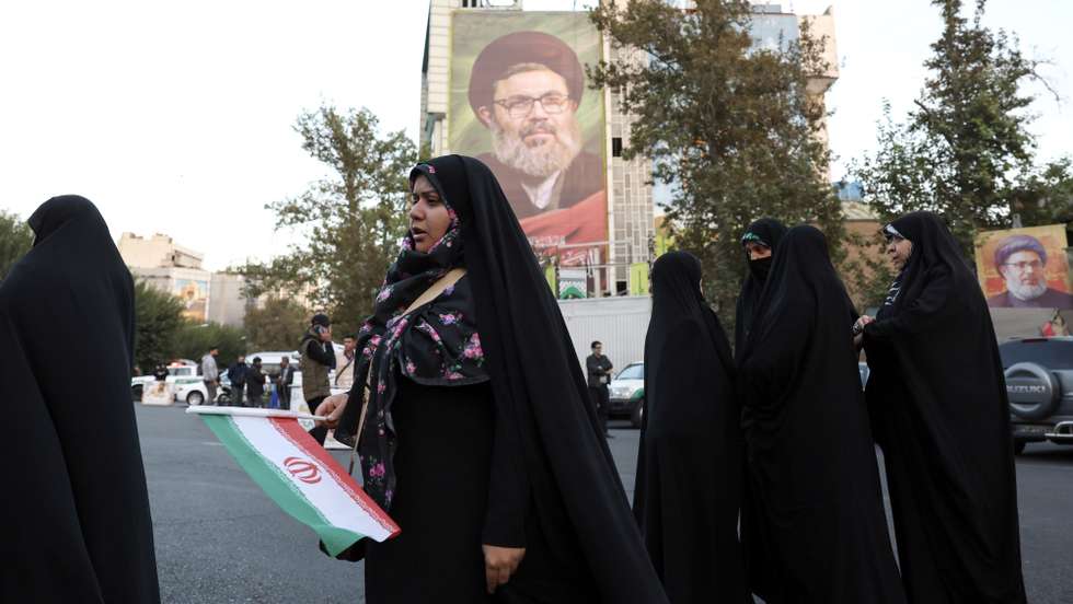 epa11680381 Iranian women walk in front of a large poster of late head of Hezbollah's executive council Hashem Safieddine as they take part in an anti-Israel protest rally at the Palestine Square in Tehran, Iran, 24 October 2024. The Israeli army confirmed the death of Hezbollah's Hashem Safieddine on 22 October 2024, stating that his body had been found, three weeks after the Israeli strike targeting him.  EPA/ABEDIN TAHERKENAREH