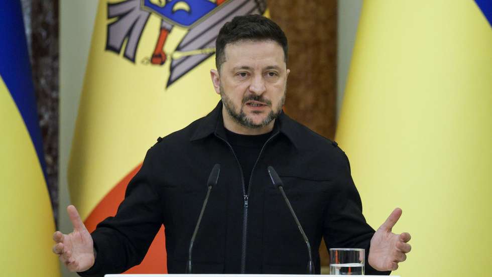 epa12914900 Ukraine's President Volodymyr Zelensky speaks during a joint press conference with Moldovan President Maia Sandu (not pictured) following their meeting in Kyiv, Ukraine, 26 April 2026. Maia Sandu arrived in Kyiv to meet with top Ukrainian officials amid the Russian invasion.  EPA/SERGEY DOLZHENKO