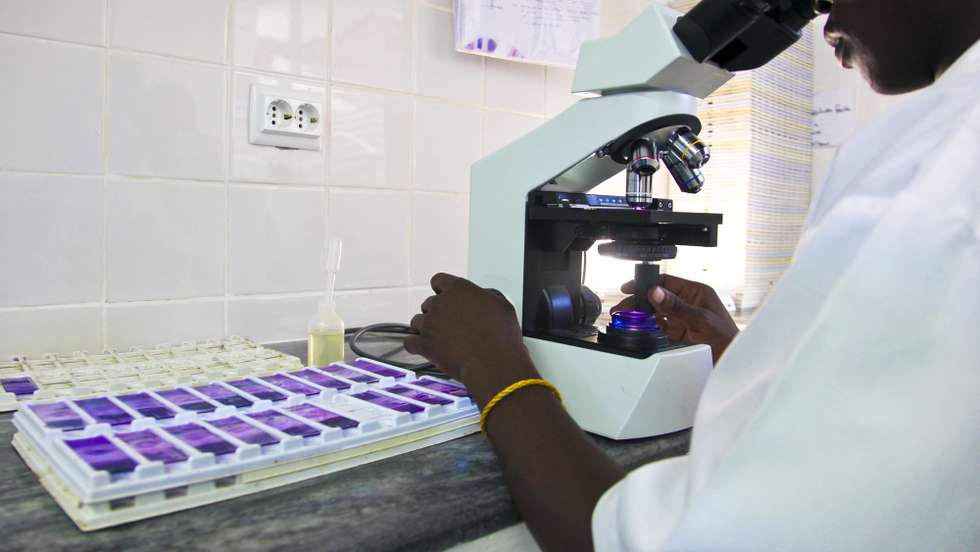 Técnico de Laboratório José Gomes no Laboratório de Parasitologia Centro de Investigação em Saúde de Manhiça, a poucos quilómetros de Maputo,  no âmbito da busca de uma vacina eficaz contra a doença que mais mata em África, 25 de Abril de 2009. (ACOMPANHA TEXTO). PEDRO SÁ DA BANDEIRA/LUSA