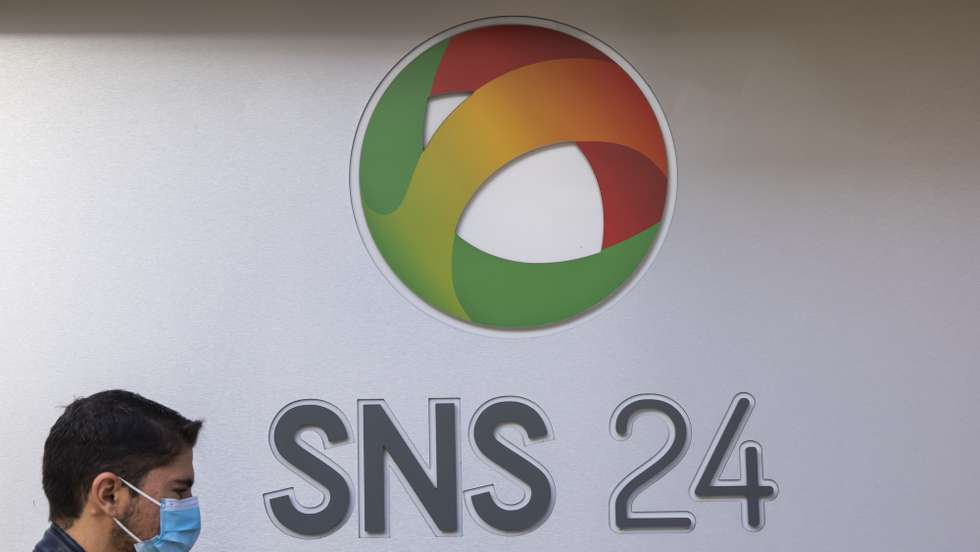 Reportagem no centro de atendimento da Linha SNS 24 em Lisboa, 18 de dezembro de 2020. A covid-19 marca um antes e depois na vida da linha SNS24 e dos seus profissionais de saúde, que além da luta para vencer a pandemia tentam também superar o cansaço de nove meses de chamadas sem tréguas. Em 2020, o centro de contacto do SNS foi obrigado a reinventar-se e já superou os 3,67 milhões de chamadas, mais do dobro em relação ao ano passado. (ACOMPANHA TEXTO DE 25/12/2020) JOSÉ SENA GOULÃO/LUSA