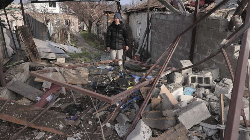 epa12603398 A local boy reacts at the site of a Russian strike on a private building in Zaporizhzhia, southeastern Ukraine, 19 December 2025, amid the Russian invasion. The State Emergency Service of Ukraine reported at least seven people injured, while psychologists provided assistance to 12 civilians, including two children.  EPA/OLEG MOVCHANIUK