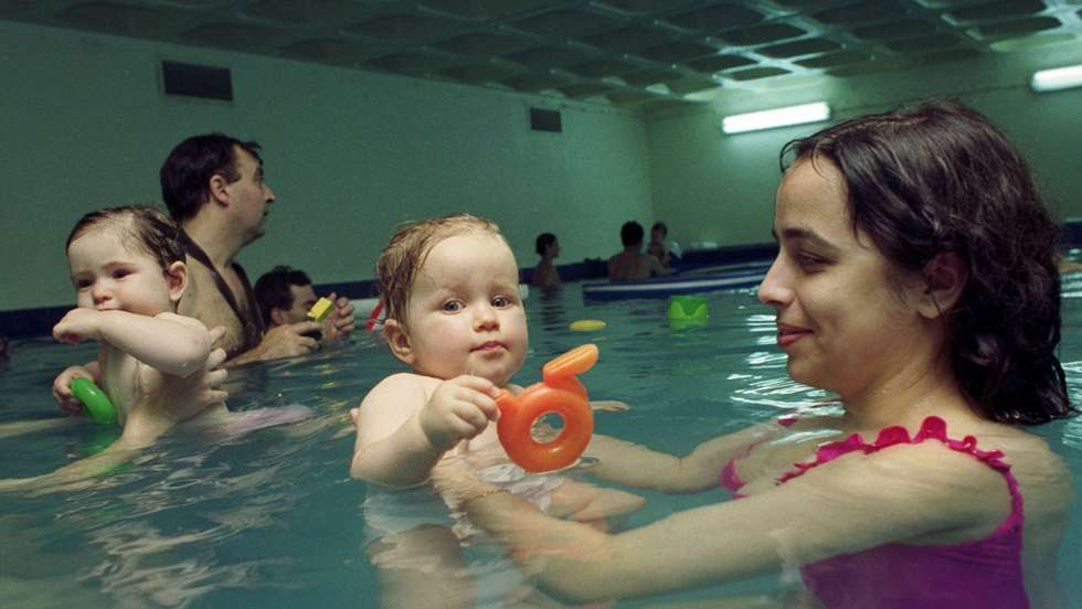 Bebés e crianças até aos 3 anos aprendem a nadar, com o acompanhamento dos pais, na piscina da Associação Recreativa da Cova da Piedade, concelho de Almada a 20 de junho de 1992.

José Ribeiro / Lusa
