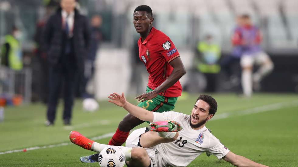 Nuno Mendes estreou-se pela Seleção A com 18 anos, sendo o quarto leão mais novo de sempre atrás de Futre, Ronaldo e Peixe