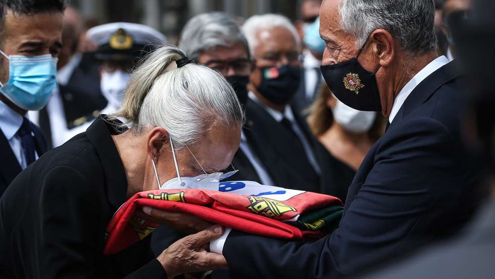 epa09463415 Portuguese President, Marcelo Rebelo de Sousa, (R) gives the national flag to Jorge Sampaio's wife, Maria Jose Ritta, during the funeral service for the late Portuguese President, Jorge Sampaio, at Alto de Sao Joao cemetery in Lisbon, Portugal, 12 September 2021. Jorge Sampaio, former secretary-general of the Socialist Party 'PS' (1989/1992) and two-term President of the Republic (1996/2006), died on 10 September 2021, at the age of 81, at Santa Cruz Hospital, in Lisbon, where he had been hospitalized since 27 August, following respiratory difficulties.  EPA/RODRIGO ANTUNES