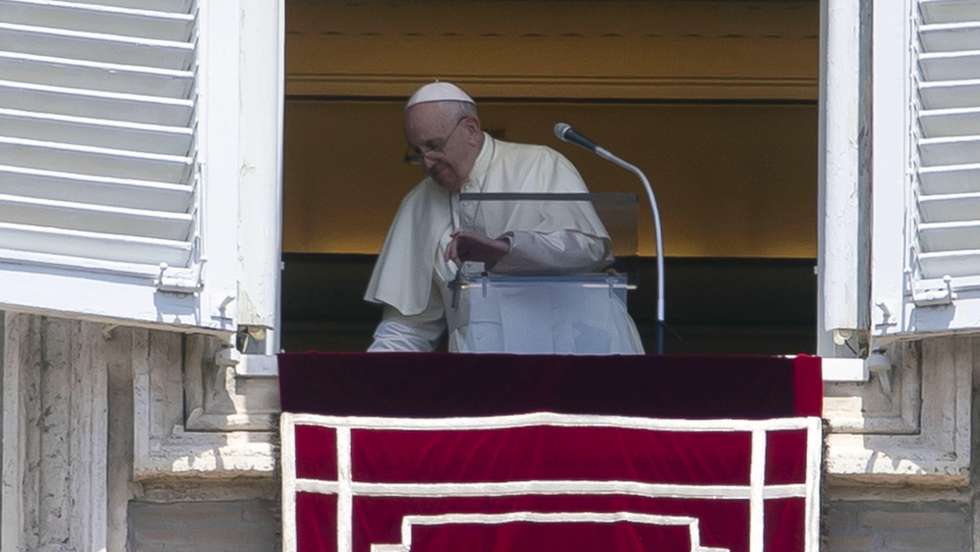 epa09965387 Pope Francis celebrates Sunday Angelus Prayer from the window of his office overlooking Saint Peter's Square at the Vatican, 22 May 2022.  EPA/ANSA/MASSIMO PERCOSSI