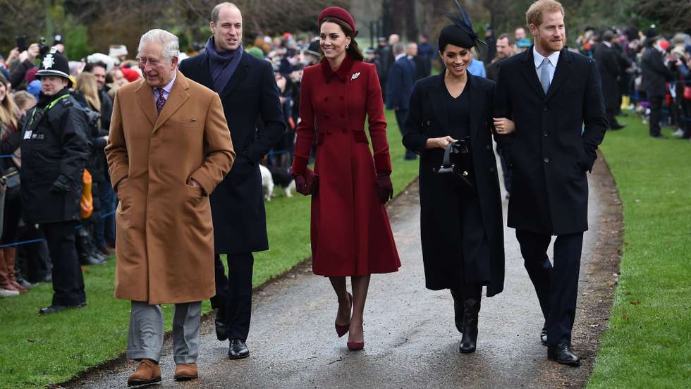 A imagem é do dia de Natal em 2018, quando família real estava bem diferente. Na altura Carlos era ainda o príncipe de Gales e estava acompanhado pelos então duques de Cambridge e pelos Duques de Sussex, que já estavam à espera do primeiro filho