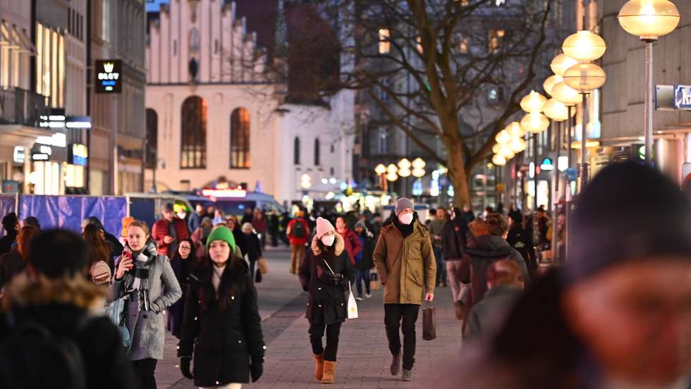 epa09695500 Shoppers walk through downtown Munich, Germany, 19 January 2022. The Bavarian Supreme Administrative Court has overruled 2-G ('Geimpft oder Genesen' - vaccinated or recovered) legislation for retail stores in Bavaria.  EPA/PHILIPP GUELLAND