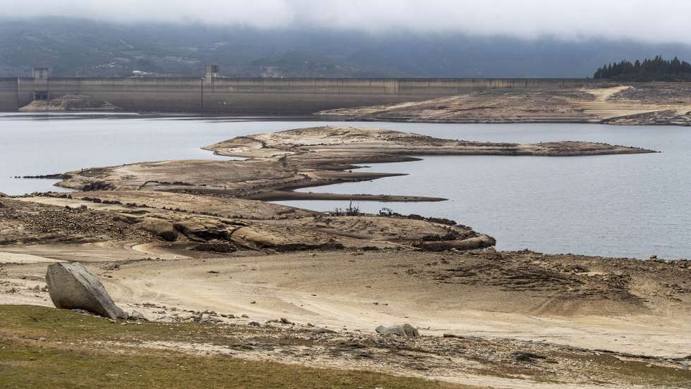 Vista da barragem do Alto Rabagão, Montalegre, 04 de fevereiro de 2022. Em Montalegre não há memória de um nível tão baixo de água na barragem do Alto Rabagão, um sinal da seca que preocupa autarcas, população e de quem vive dos negócios impulsionados pela albufeira. JOSÉ COELHO/LUSA