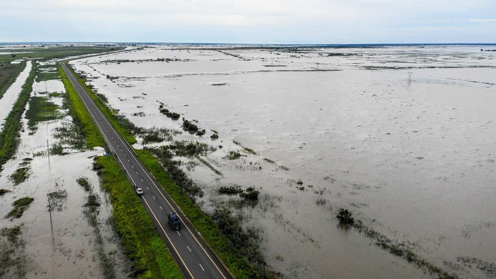 Imagem aérea obtida por um drone da estrada que liga a cidade da Beira a Nhamatanda, inundada devido à passagem do ciclone Eloise, Moçambique, 21 de janeiro de 2021. RICARDO FRANCO/LUSA
