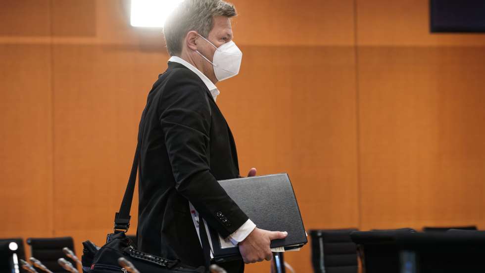 epa09885337 German Economy and Climate Protection Minister Robert Habeck before a meeting of the federal security cabinet in Berlin, Germany, 12 April 2022.  EPA/HENNING SCHACHT / POOL