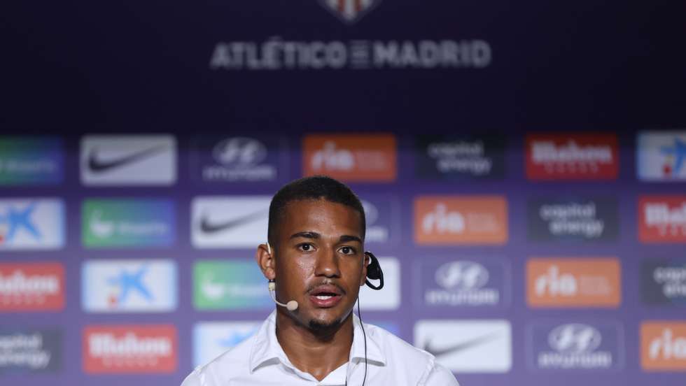epa10072484 Brazilian striker Samuel Lino addresses a press conference during his presentation as new Atletico Madrid team's player at the Wanda Metropolitano stadium in Madrid, Spain, 15 July 2022.  EPA/Kiko Huesca (es-ES)