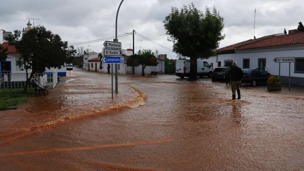 Populares circulam de galochas na rua principal da freguesia de Barbacena, completamente inundada devido à forte chuva que se fez sentir esta madrugada, e colocou o distríto em alerta vermelho.Elvas, 13 de dezembro de 2022. NUNO VEIGA/LUSA