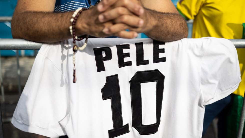epa10386398 Soccer fans line up for the wake for Edson Arantes do Nascimento 'Pele', at the Vila Belmiro stadium in the city of Santos, Brazil, 02 January 2023. Several Brazilian soccer fans spent the night lining up to attend Pele's wake who died on 29 December 2022 at the age of 82.  EPA/Isaac Fontana