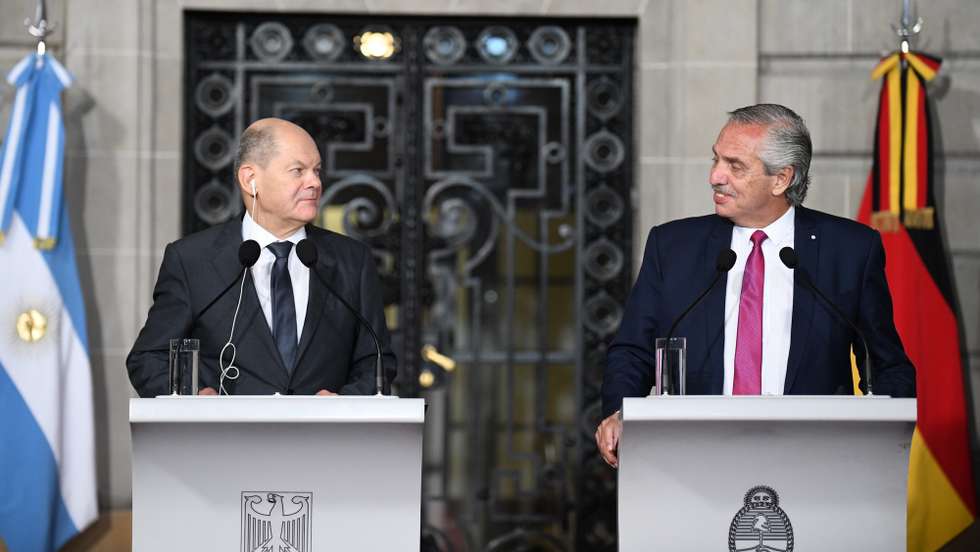 epa10437195 A handout photo made available by the Argentine Presidency showing President Alberto Fernandez (R), together with German Chancellor Olaf Scholz, during a joint press conference at the San Martin Palace, headquarters of the Argentine Foreign Ministry, in Buenos Aires, Argentina, 28 January 2023. The war in Ukraine, the ratification of the free trade agreement between the European Union (EU) and the Southern Common Market (Mercosur) and investments in projects of various kinds were the focus of the meeting held this 28 January between German Chancellor Olaf Scholz, and the Argentine president, Alberto Fernandez.  EPA/Argentine Presidency HANDOUT ONLY AVAILABLE TO ILLUSTRATE THE ACCOMPANYING NEWS (MANDATORY CREDIT) HANDOUT EDITORIAL USE ONLY/NO SALES