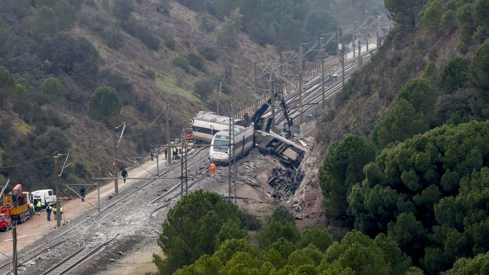 epa12667512 The Alvia high-speed train that collided with an Iryo high-speed train remains on the train tracks in Adamuz, Andalusia, Spain, 21 January 2026. According to the Civil Guard Force, a train axle found in the surroundings of the accident is being investigated. At least 42 people were killed after a high-speed train carrying more than 300 passengers derailed and struck an oncoming train on the adjacent track on 18 January.  EPA/J.J. Guillen