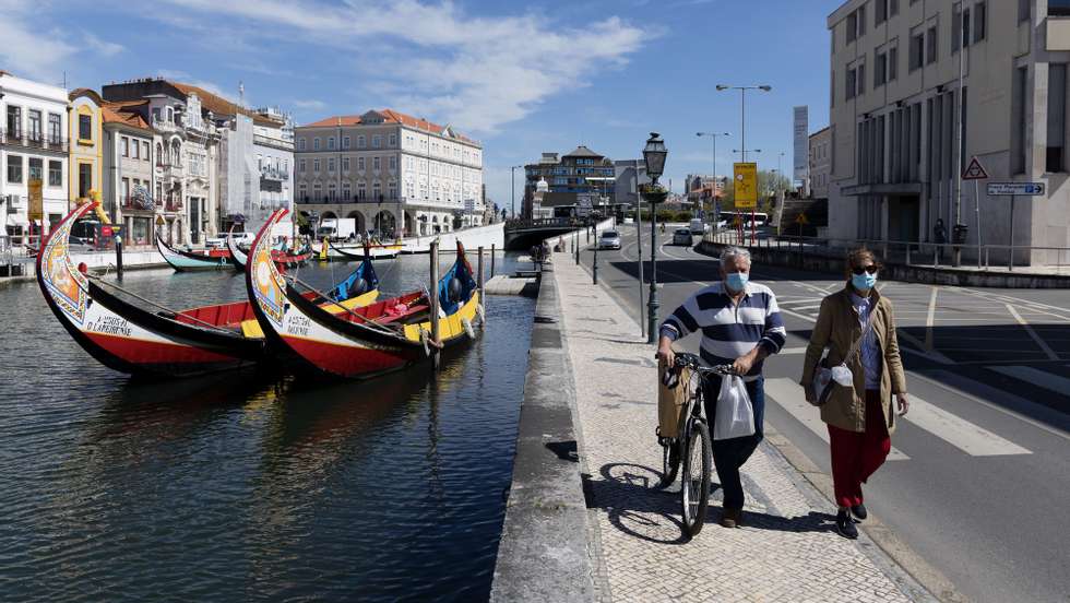 Os moliceiros estão parados, os trabalhadores em lay-off devido à covid-19 e, anualmente, por esta altura da Páscoa, estariam cheios de turistas, na ria de Aveiro, 18 de março de 2021. (ACOMPANHA TEXTO DA LUSA DO DIA 22 DE MARÇO DE 2021). JOSÉ COELHO/LUSA