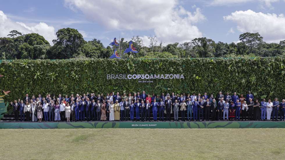 epa12510981 Heads of state and governments, and other attendees of the COP30 leaders' summit take part in a family photo in Belem, Brazil, 07 November 2025. The summit precedes the main 30th United Nations Climate Change Conference, running from 10 to 21 November in Belem, the gateway to the Amazon rainforest.  EPA/ANTONIO LACERDA