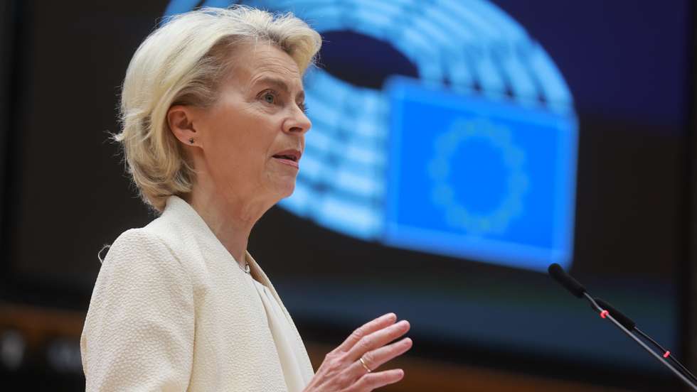 epa12522404 European Commission President Ursula von der Leyen speaks during a debate to assess the outcome of the October European Council meeting during a plenary session of the European Parliament in Brussels, Belgium, 13 November 2025.  EPA/OLIVIER HOSLET
