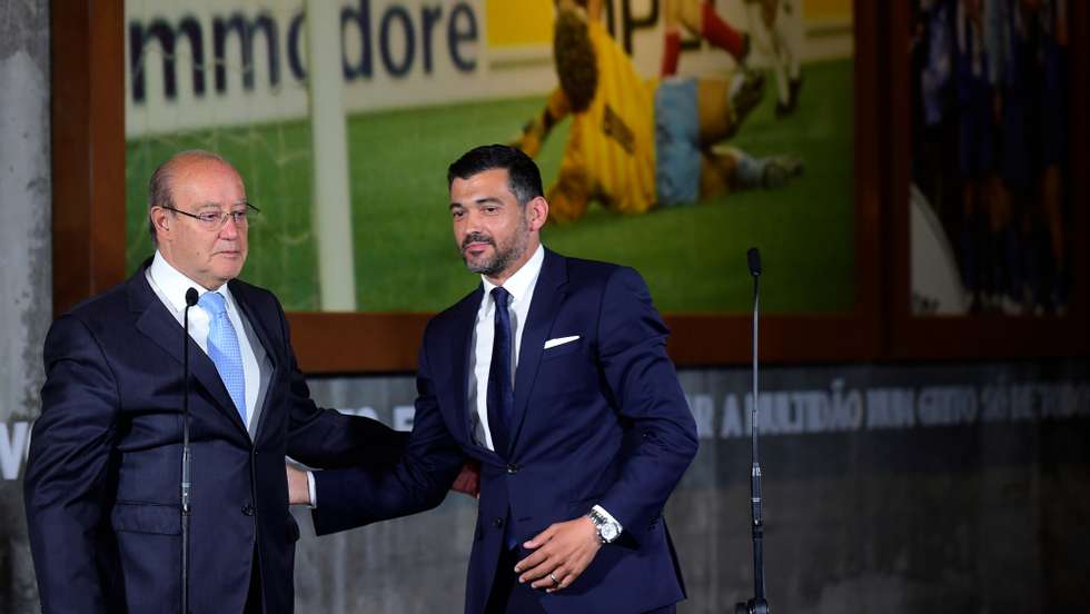 O presidente dos dragões lembrou os casos de Mourinho e Villas-Boas para comentar a continuidade de Sérgio Conceição