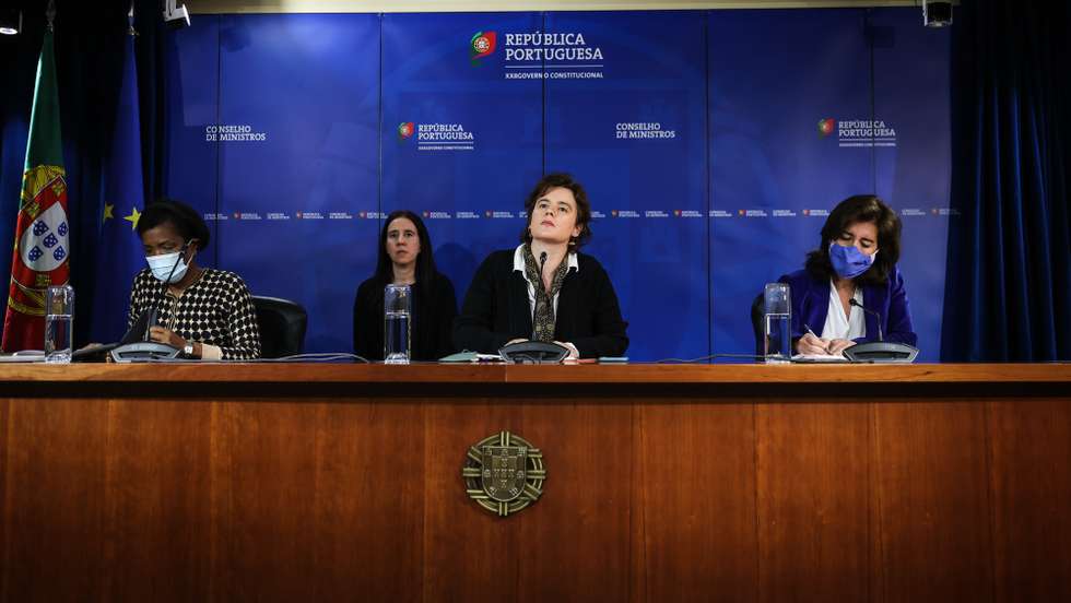 A ministra de Estado e da Presidência, Mariana Vieira da Silva (C), acompanhada pela ministra da Justiça e da Administração Interna, Francisca Van Dunem (E) e pela ministra do Trabalho, Solidariedade e Segurança Social, Ana Mendes Godinho (D), fala aos jornalistas no final da reunião extraordinária do Conselho de Ministros, na Presidência do Conselho de Ministros,  em Lisboa, 01 de março de 2022.  RODRIGO ANTUNES/LUSA