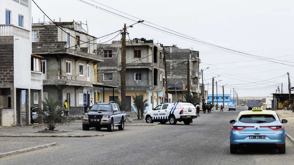 Quotidiano no bairro da Boa Esperança, em Sal Rei, ilha da Boa Vista, Cabo Verde, 30 de janeiro de 2022. Segundo dados das autoridades locais e nacionais, o bairro alberga cerca de 10 mil pessoas, que chegaram nos últimos 20 anos de todas as ilhas e da costa ocidental africana, para trabalhar nos hotéis, na construção civil ou no comércio. (ACOMPANHA TEXTO DA LUSA DO DIA 04 DE ABRIL DE 2022). ELTON MONTEIRO/LUSA