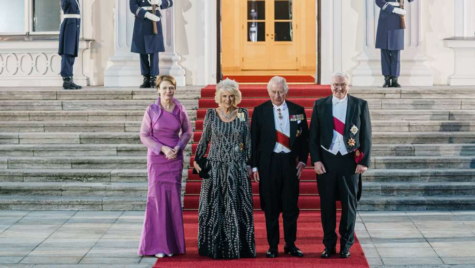 epa10549547 Britain's King Charles III (2-R), Camilla, The Queen Consort (2-L), German President Frank-Walter Steinmeier (R) and his wife Elke Buedenbender (L) arrive for a white tie dinner at presidential palace Schloss Bellevue in Berlin, Germany, 29 March 2023. Britain's King Charles III is on his first state visit abroad as monarch to Germany, taking place from 29 to 31 March.  EPA/CLEMENS BILAN