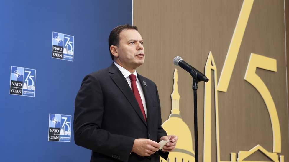 epa11470448 Portugal's Prime Minister Luis Montenegro speaks to members of the news media as he arrives at the NATO Summit at Walter E. Washington Convention Center in Washington, DC, USA, 10 July 2024. The 75th Anniversary NATO Summit is taking place in Washington, DC, from 09 to 11 July 2024.  EPA/MICHAEL REYNOLDS