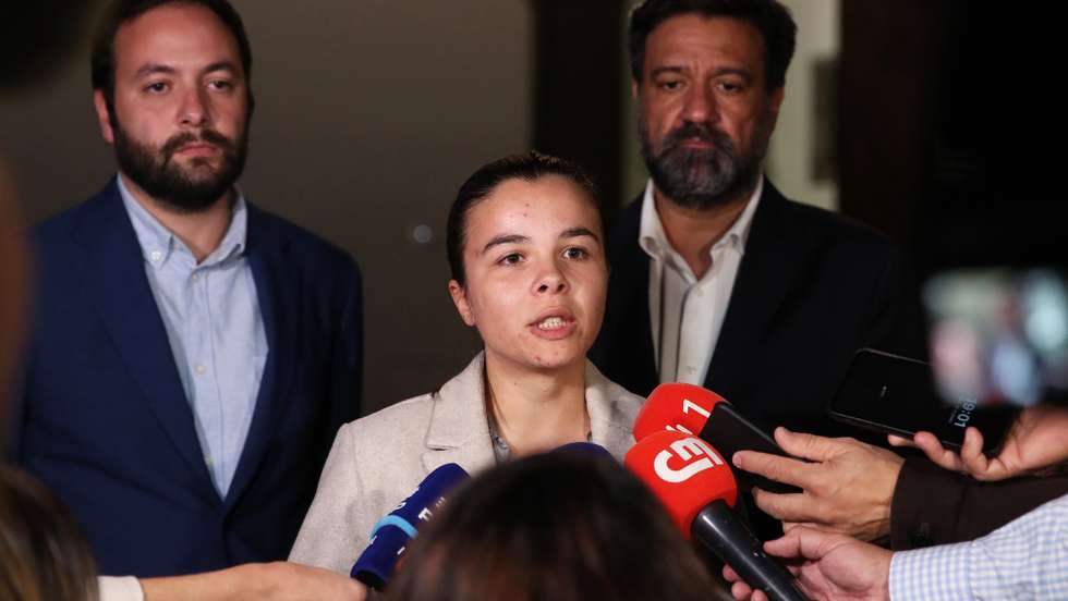 A deputada do PAN/Madeira, Mónica Freitas, presta esclarecimentos referentes à atual situação política regional, durante uma conferência de imprensa junto à Assembleia Legislativa da Madeira, no Funchal, 26 de janeiro de 2024. HOMEM DE GOUVEIA/LUSA