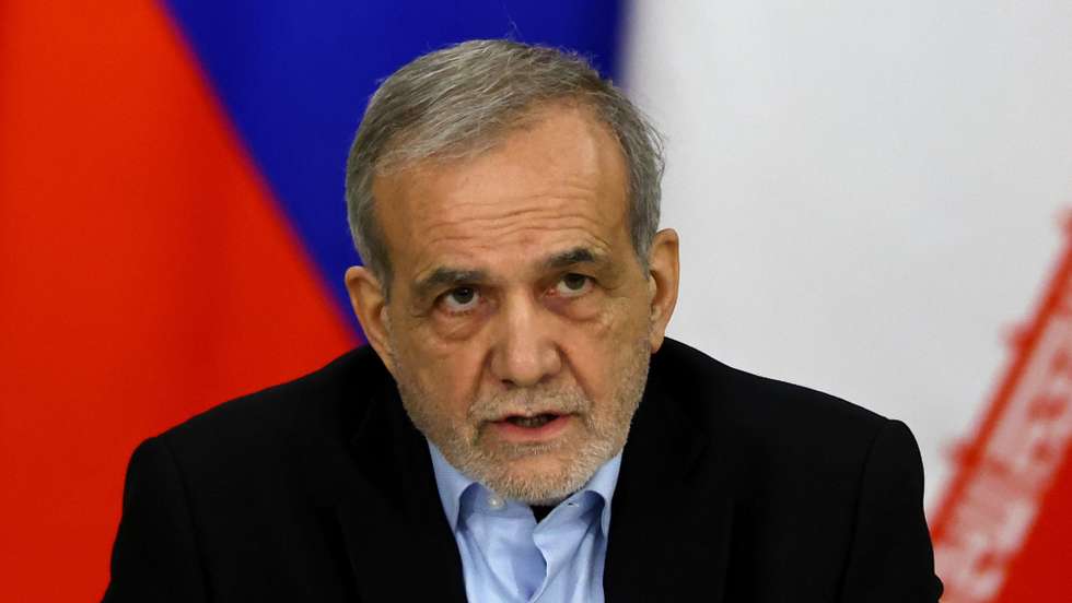 epa11831463 Iranian President Masoud Pezeshkian attends a documents signing ceremony with Russian president in Moscow, Russia, 17 January 2025. The Iranian president is on an official visit to Moscow, where he is expected to hold talks with his Russian counterpart Putin and sign an agreement on comprehensive strategic partnership.  EPA/EVGENIA NOVOZHENINA / POOL