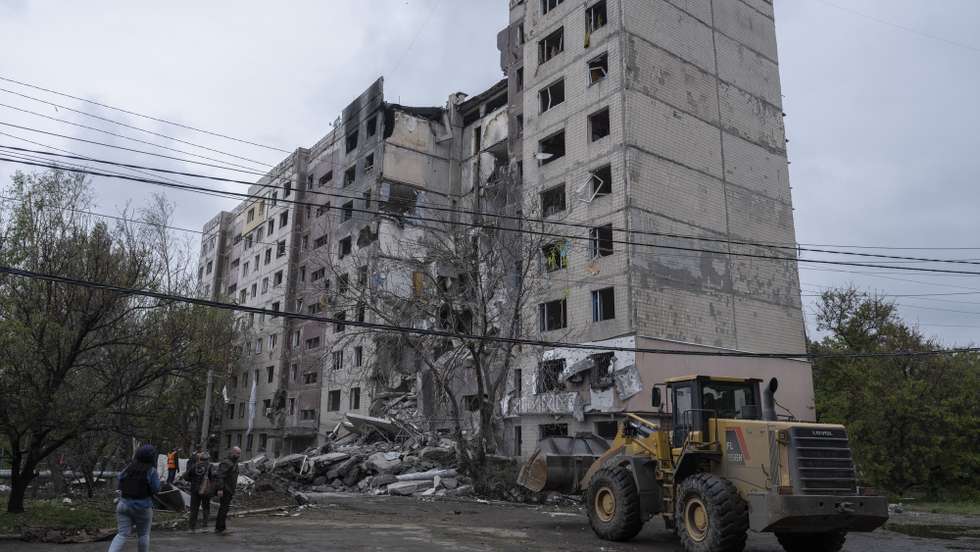 epa12083185 A handout photo released by the 93rd 'Kholodnyi Yar' Separate Mechanized Brigade of the Ukrainian Armed Forces shows Ukrainian rescuers and municipal services workers dismantling a residential building destroyed on 07 May 2025 by a high-explosive aerial bomb in the frontline city of Kostyantynivka, Donetsk region, eastern Ukraine, 08 May 2025, amid the Russian invasion. At least 13 people were injured, and an elderly woman was reported trapped under the rubble, according to the State Emergency Service of Ukraine.  EPA/UKRAINE'S 93RD MECHANIZED BRIGADE PRESS SERVICE HANDOUT  HANDOUT EDITORIAL USE ONLY/NO SALES
