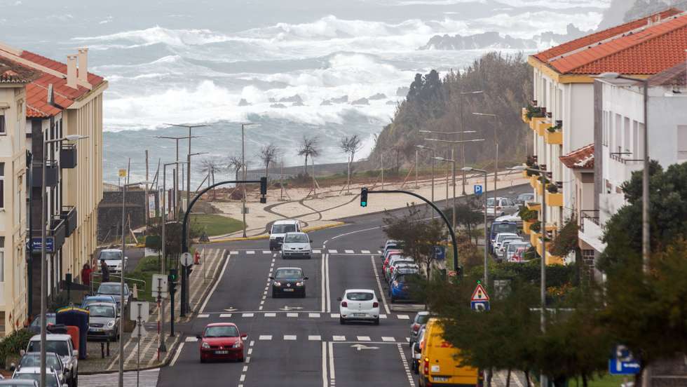 Ventos forte e agitação marítima fazem-se sentir com a passagem da depressão Diana no grupo Ocidental dos Açores (ilhas das Flores e Corvo), que vai estar sob aviso vermelho, em São Mateus, Angra do Heroísmo, ilha Terceira, Açores, 27 de novembro de 2018. ANTÓNIO ARAÚJO/LUSA
