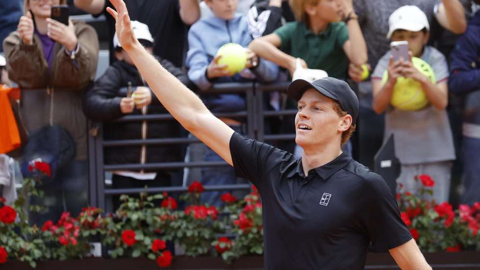 epa12963971 Jannik Sinner of Italy celebrates after winning his men's singles semi final match against Daniil Medvedev of Russia at the Italian Open tennis tournament in Rome, Italy, 16 May 2026.  EPA/FABIO FRUSTACI