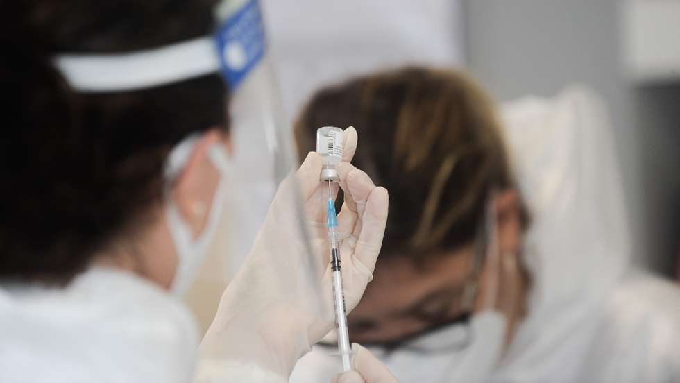 Uma técnica de enfermagem da Unidade de Saúde Familiar de Tornada prepara uma dose da vacina da Pfizer/BioNTech para a covid-19 a 21 para ser administrada a utentes e quatro dos oito profissionais do lar Vista da Aldeia, nos Cabreiros, freguesia de Salir de Matos, que superaram um surto que durou entre os dias 12 de dezembro 2020 a 4 de janeiro 2021. Caldas da Rainha, 29 de janeiro de 2021. CARLOS BARROSO/LUSA