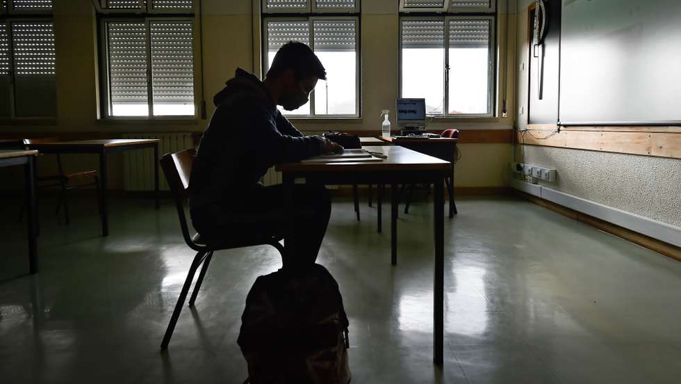 Silhueta de Leandro Gomes, 13 anos, aluno do 8.º ano quee recomeçou esta segunda-feira as aulas através do ensino á distância, em Santa Cruz da Trapa, S. Pedro do Sul, 08 de fevereiro de 2021. Ao contrário da maioria dos seus colegas, Leandro teve de se deslocar na mesma á escola, porque na aldeia onde mora, Coelheira, não existe internet. NUNO ANDRÉ FERREIRA/LUSA
