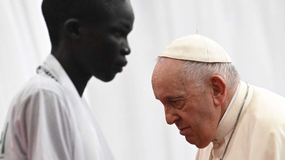 epa10447129 Pope Francis attends a meeting with internally displaced persons at the Freedom Hall in Juba, South Sudan, 04 February 2023. Pope Francis is on a three-day visit to South Sudan to promote peace and reconciliation in the world's youngest country, riven by the scars of civil war and extreme poverty.  EPA/CIRO FUSCO