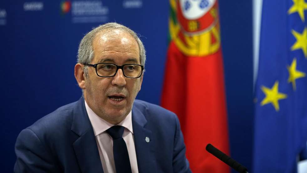 O presidente do Instituto Nacional de Saúde Doutor Ricardo Jorge (INSA), Fernando de Almeida, intervém durante a conferência de imprensa diária sobre o novo coronavírus (covid-19), realizada no Ministério da Saúde, em Lisboa, 09 de abril de 2020. Em Portugal registam-se 409 mortes e 13.956 infeções confirmadas, segundo o balanço feito hoje pela Direção-Geral da Saúde (DGS). ANTÓNIO PEDRO SANTOS/POOL/LUSA