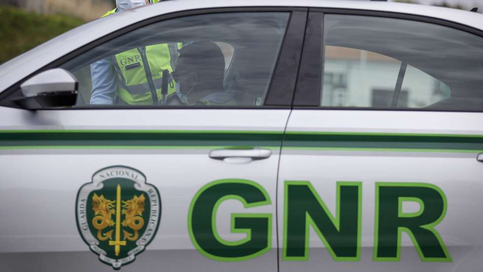 Um militar da GNR durante uma operação stop de sensibilização para o cumprimento do dever geral de isolamento, na Autoestrada A1 nas portagens dos Carvalhos/Grijó no sentido Sul/Norte, Vila Nova de Gaia, 29 de março de 2020. MANUEL FERNANDO ARAÚJO/LUSA