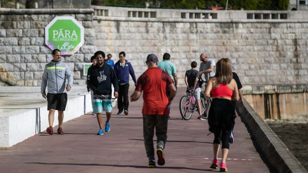 Pessoas realizam exercício físico no Paredão na praia de Santo Amaro de Oeiras, 18 de abril de 2020. Portugal regista hoje 687 mortos associados à covid-19, mais 30 do que na sexta-feira, e 19.685 infetados (mais 663), indica o boletim epidemiológico divulgado hoje pela Direção-Geral da Saúde (DGS). JOSÉ SENA GOULÃO/LUSA